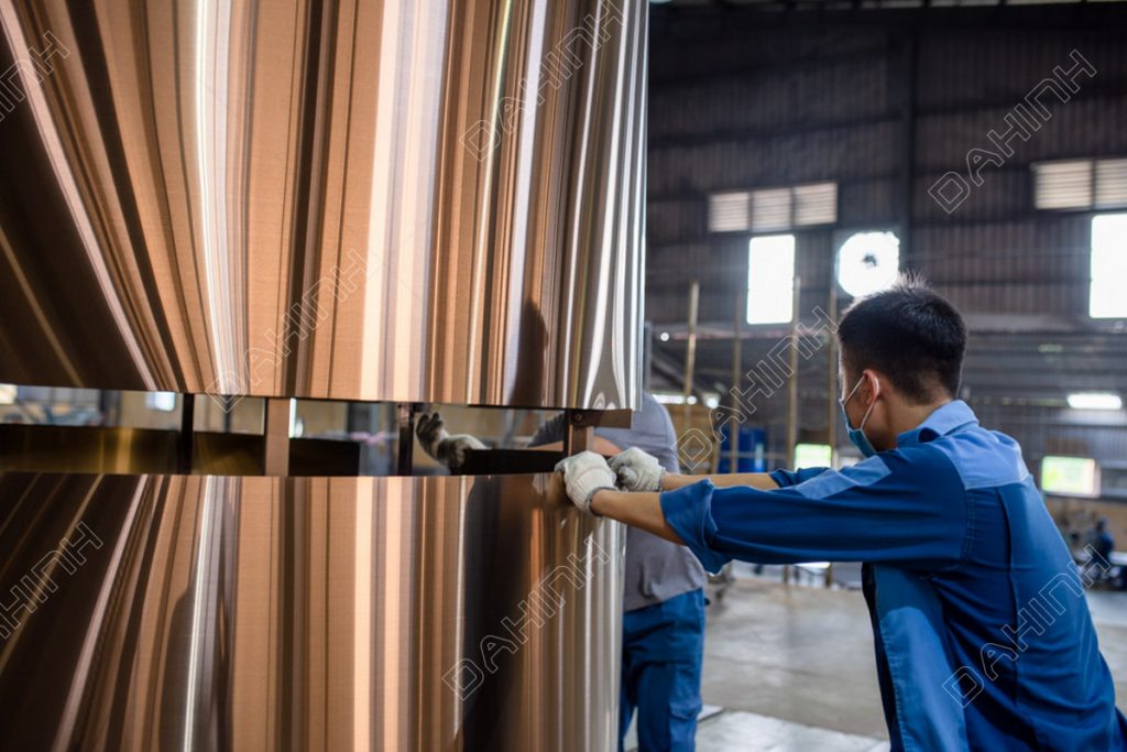 Xu hướng sử dụng vách ngăn trang trí inox mạ vàng 24 lo ma pvd da hinh ha noi 4