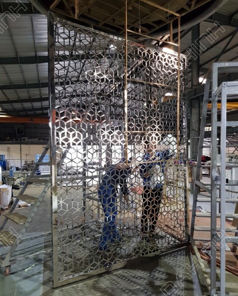 vách ngăn cnc inox cắt laser mạ pvd