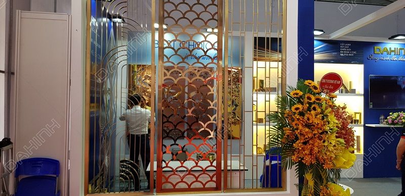 Xu hướng sử dụng vách ngăn trang trí inox mạ vàng 13 Vách ngăn trang trí inox mạ vàng đang là xu hướng hiện nay