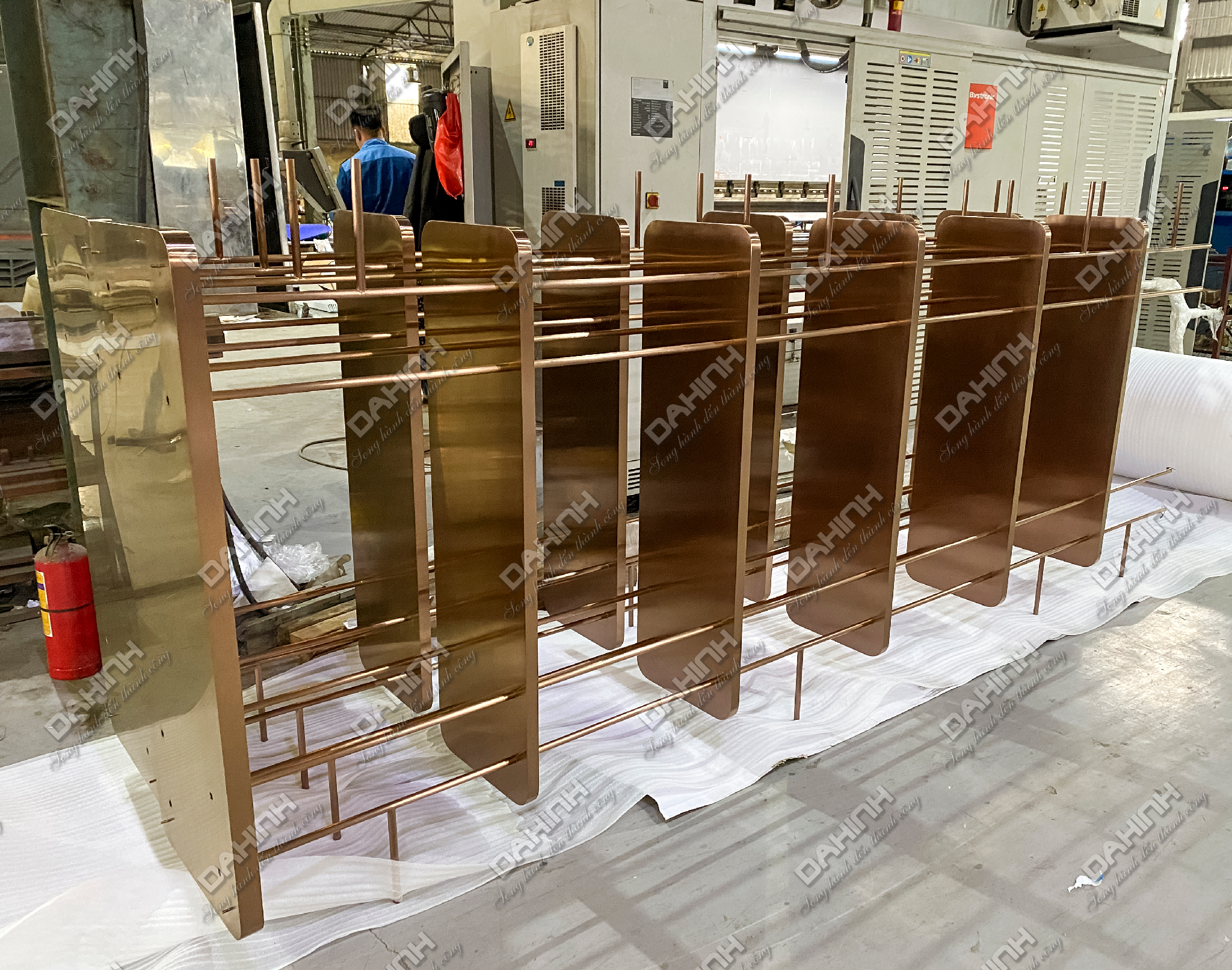 Mẫu tủ kệ trang trí phòng khách mạ vàng hồng 23 tủ kệ trang trí