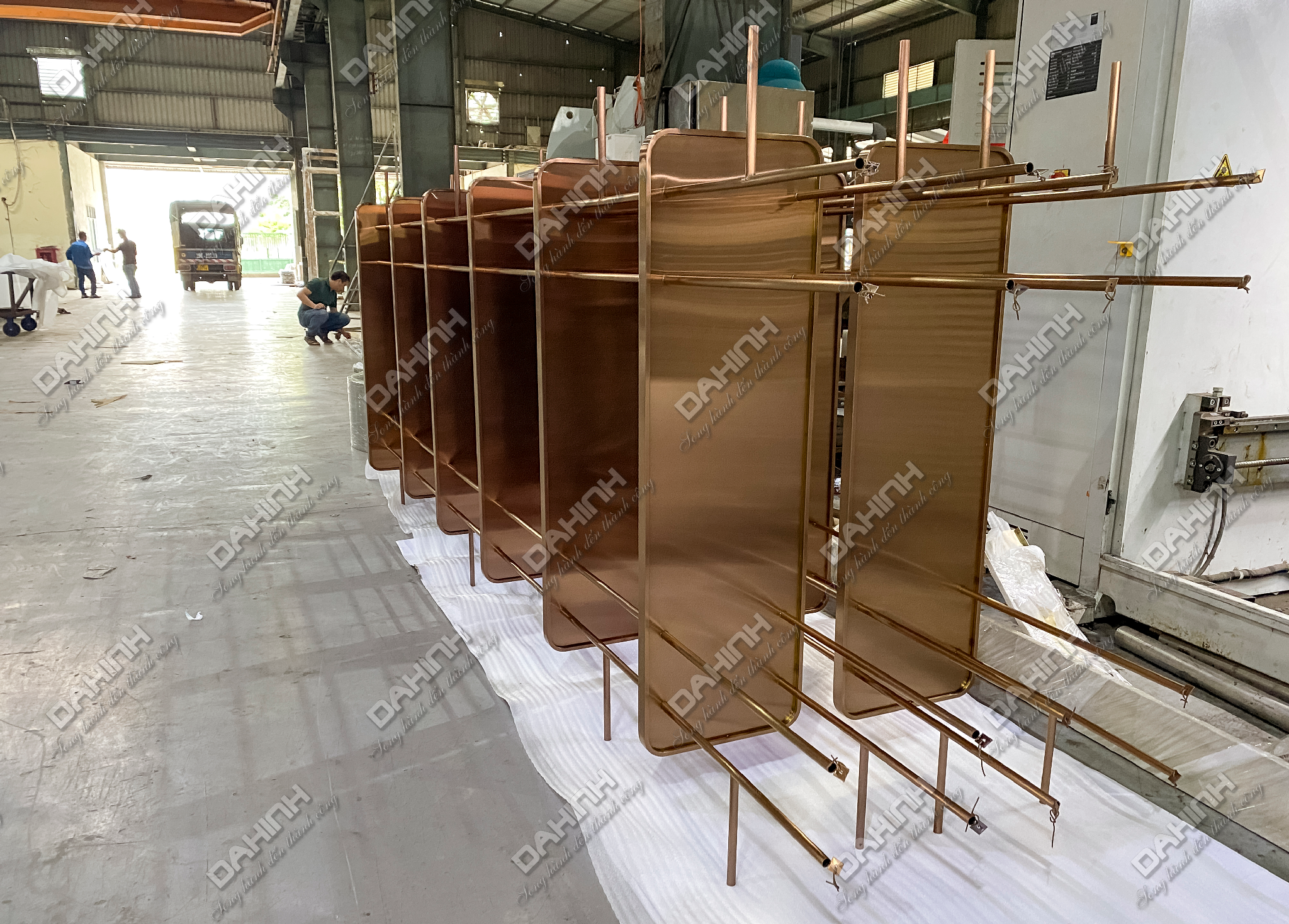 Mẫu tủ kệ trang trí phòng khách mạ vàng hồng 24 tủ kệ trang trí