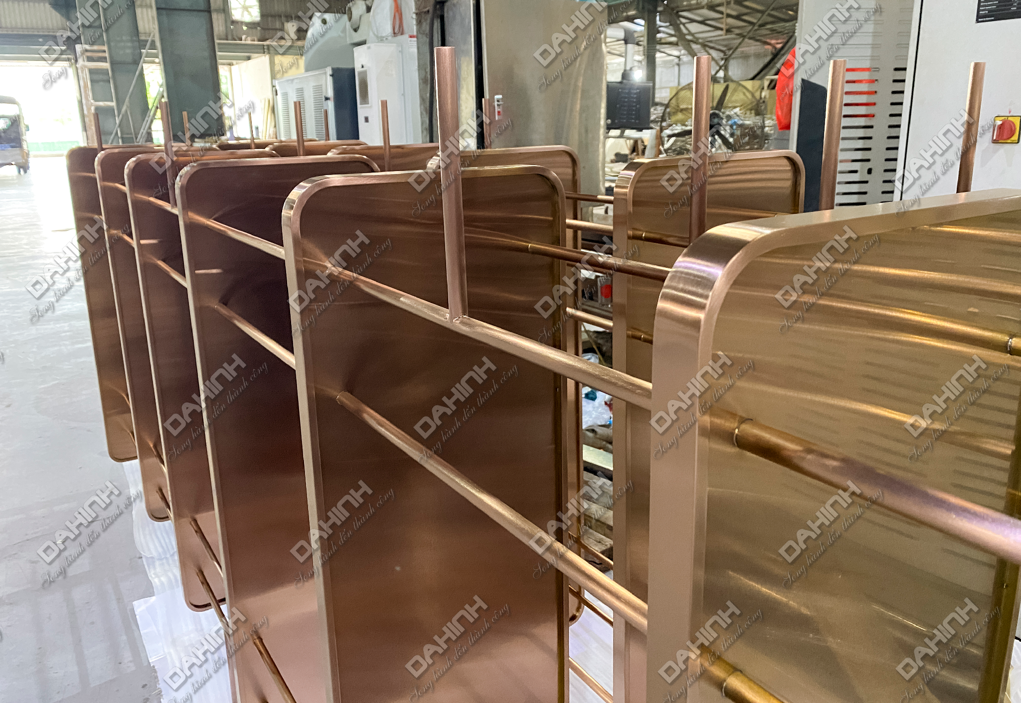 Mẫu tủ kệ trang trí phòng khách mạ vàng hồng 10 tủ kệ trang trí