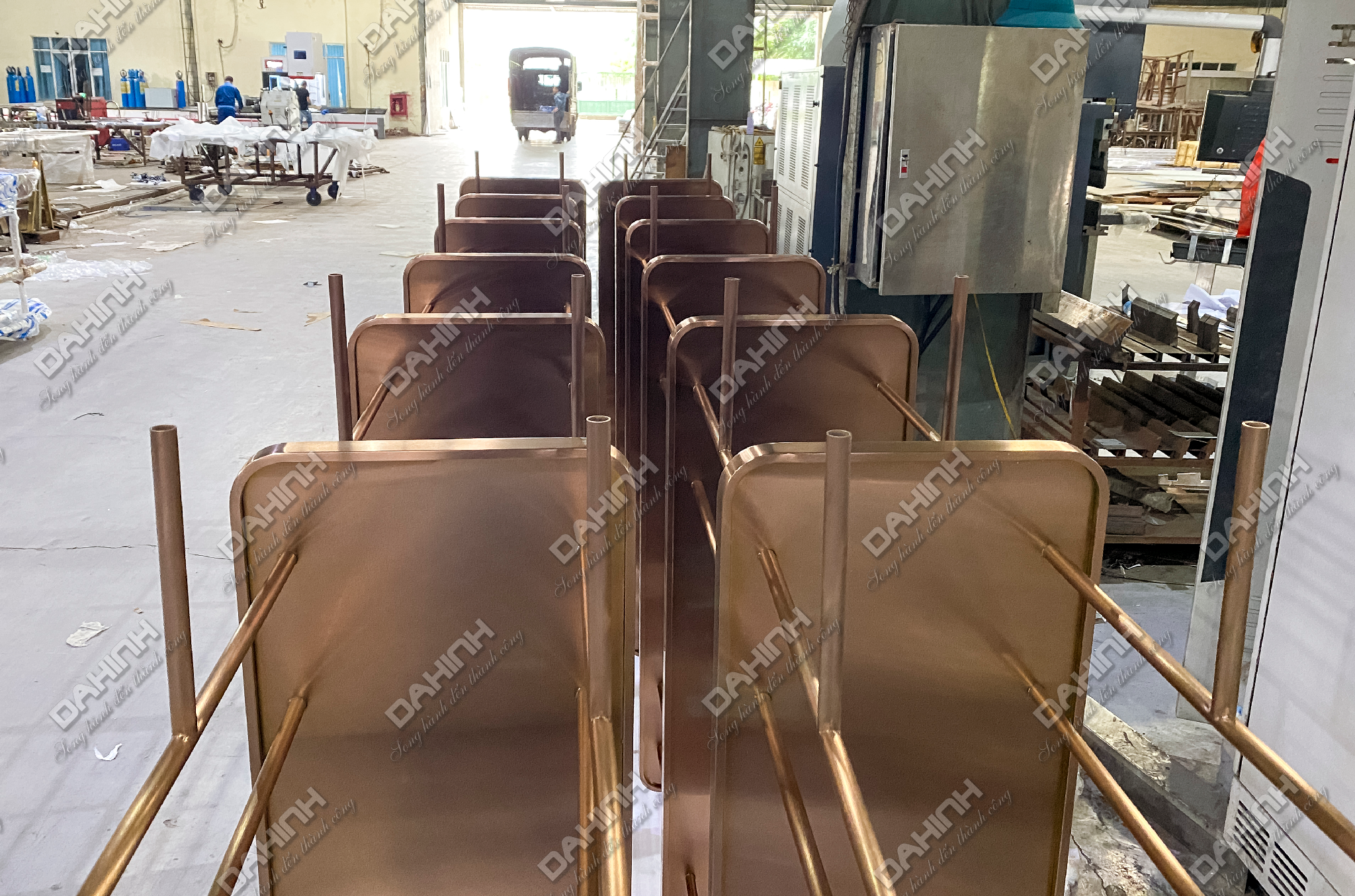 Mẫu tủ kệ trang trí phòng khách mạ vàng hồng 25 tủ kệ trang trí