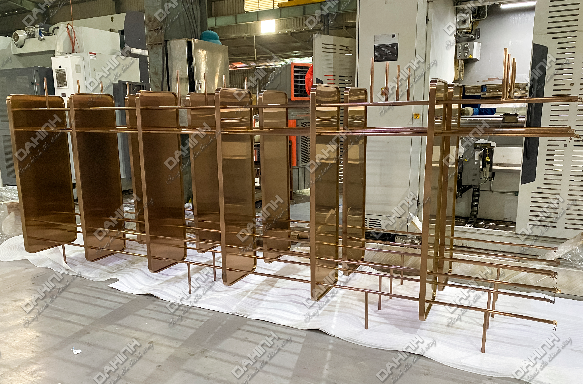 Mẫu tủ kệ trang trí phòng khách mạ vàng hồng 26 tủ kệ trang trí