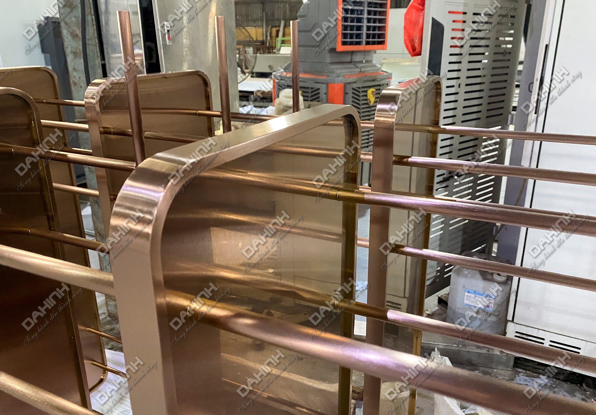 Mẫu tủ kệ trang trí phòng khách mạ vàng hồng 27 tủ kệ trang trí