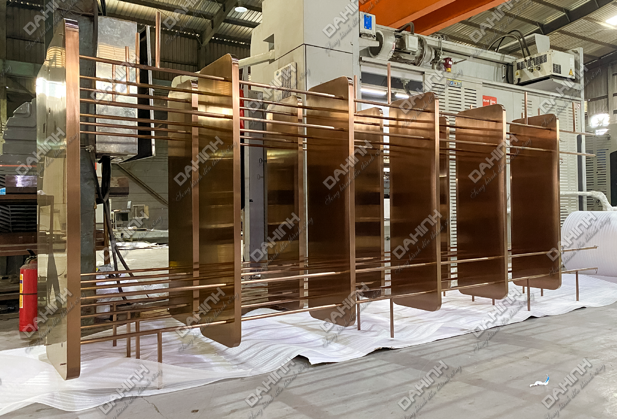 Mẫu tủ kệ trang trí phòng khách mạ vàng hồng 28 tủ kệ trang trí