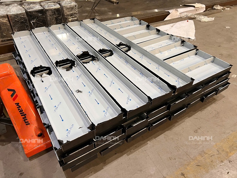 Máng đèn inox 304 mạ đen 15 máng đèn