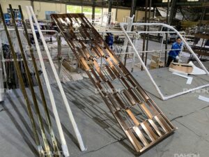 vách trang trí cầu thang