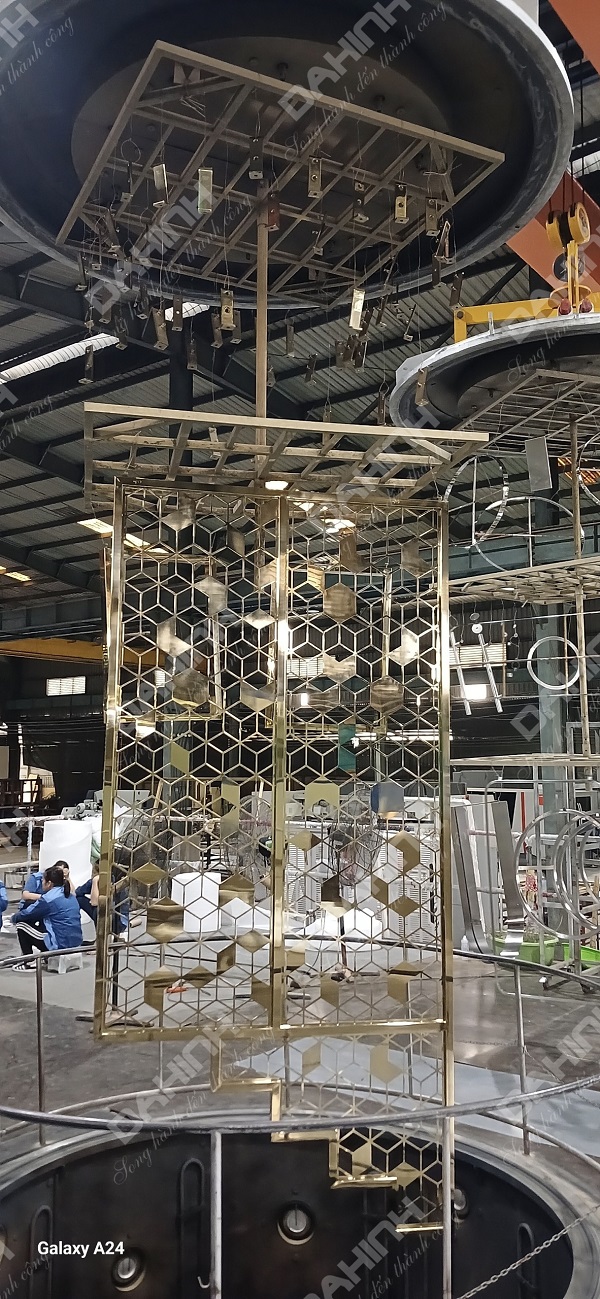 Inox màu trang trí là gì? Inox màu hồng, inox gương đen, inox màu trà 37 z5598106200246 407271412879dee577ae3a0f96d2f0ac