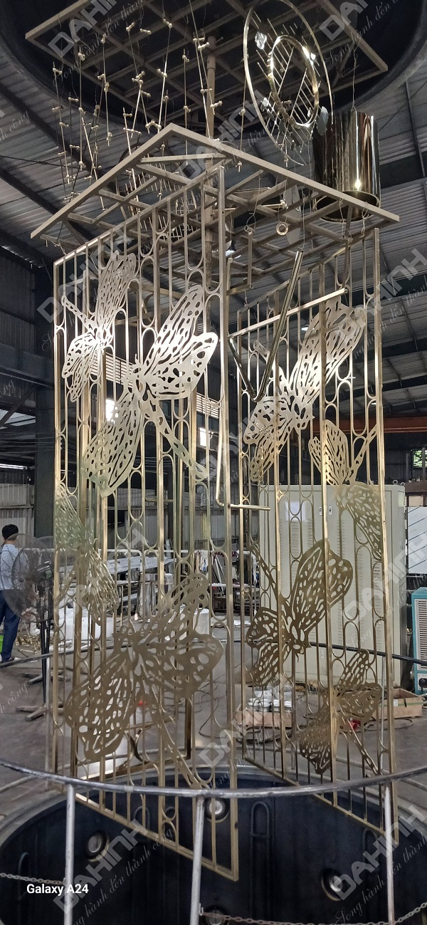 Inox màu trang trí là gì? Inox màu hồng, inox gương đen, inox màu trà 38 z5604360067987 143b4f46ecb623bb65b2b8716b46a4e1