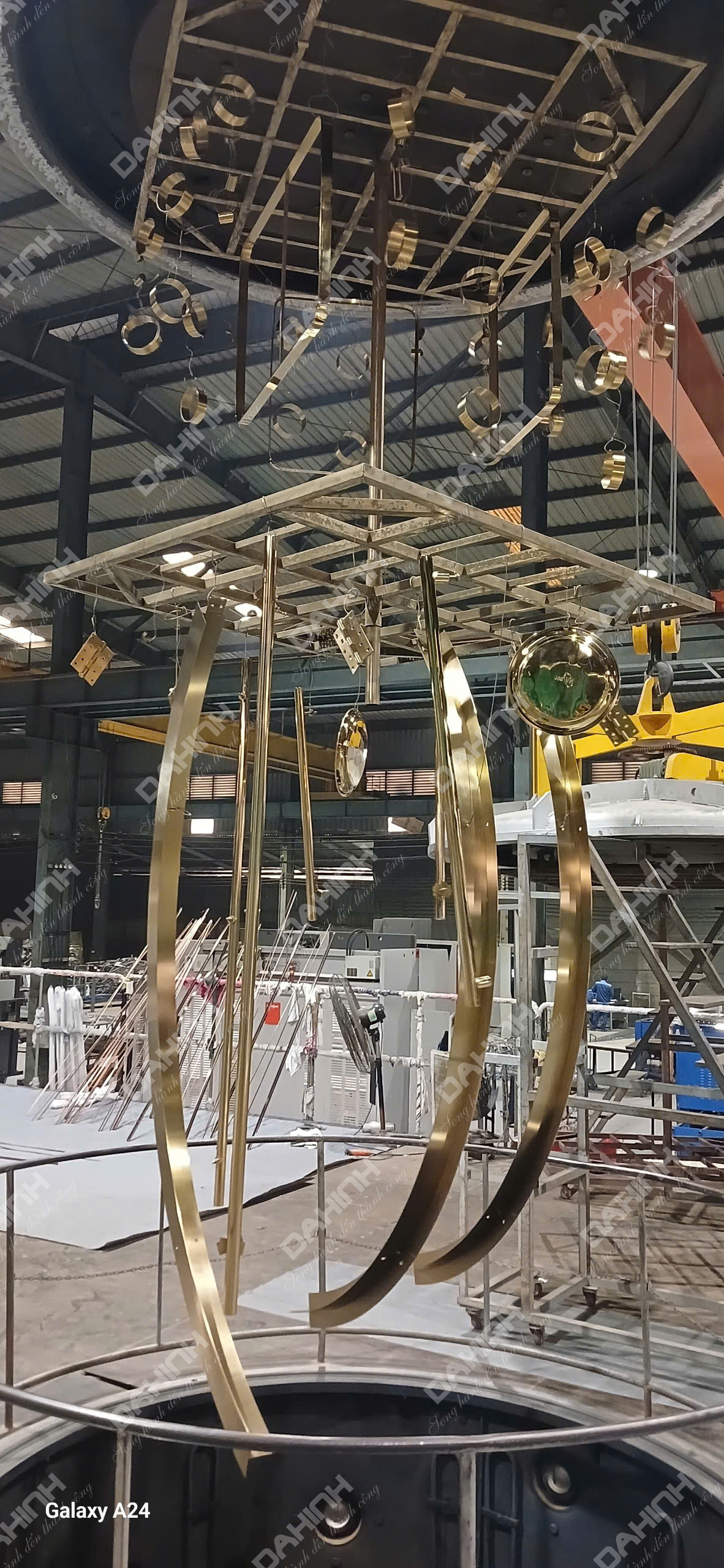 Inox màu trang trí là gì? Inox màu hồng, inox gương đen, inox màu trà 36 z6311034537110 354b37bec1d706555721937e4fd0ccef