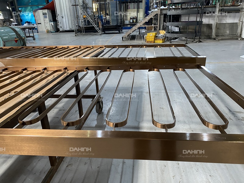gia công inox mạ vàng