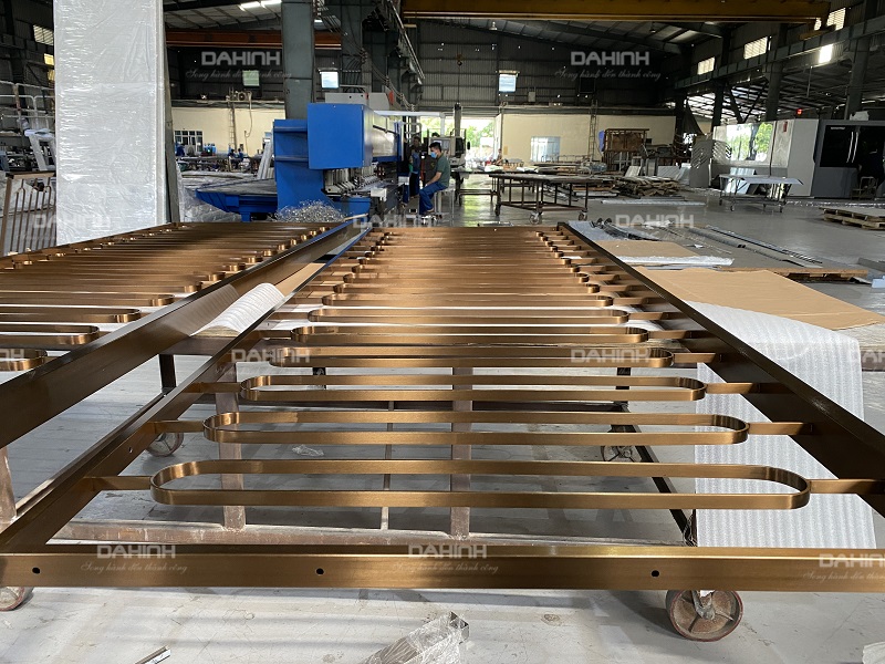 gia công inox mạ vàng